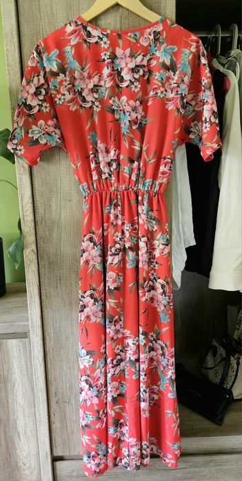 Sukienka dluga czerwona w kwiaty