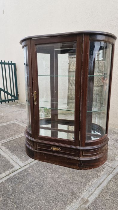 Armário vitrine antigo de vidro biselado.