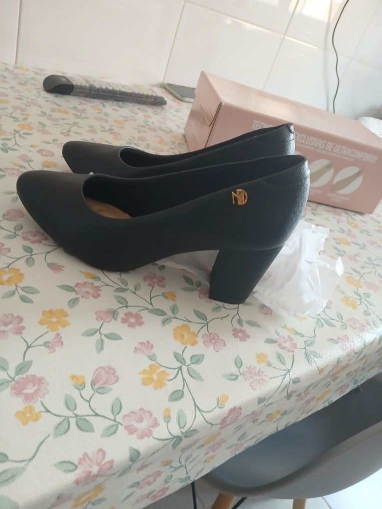 Sapatos 36 pele com palmilha conforto