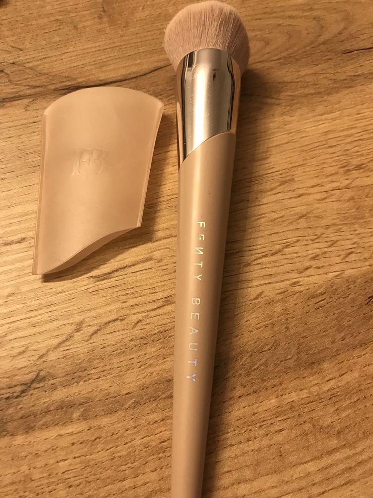 Pędzel do podkładu kabuki-buff Fenty Beauty 115