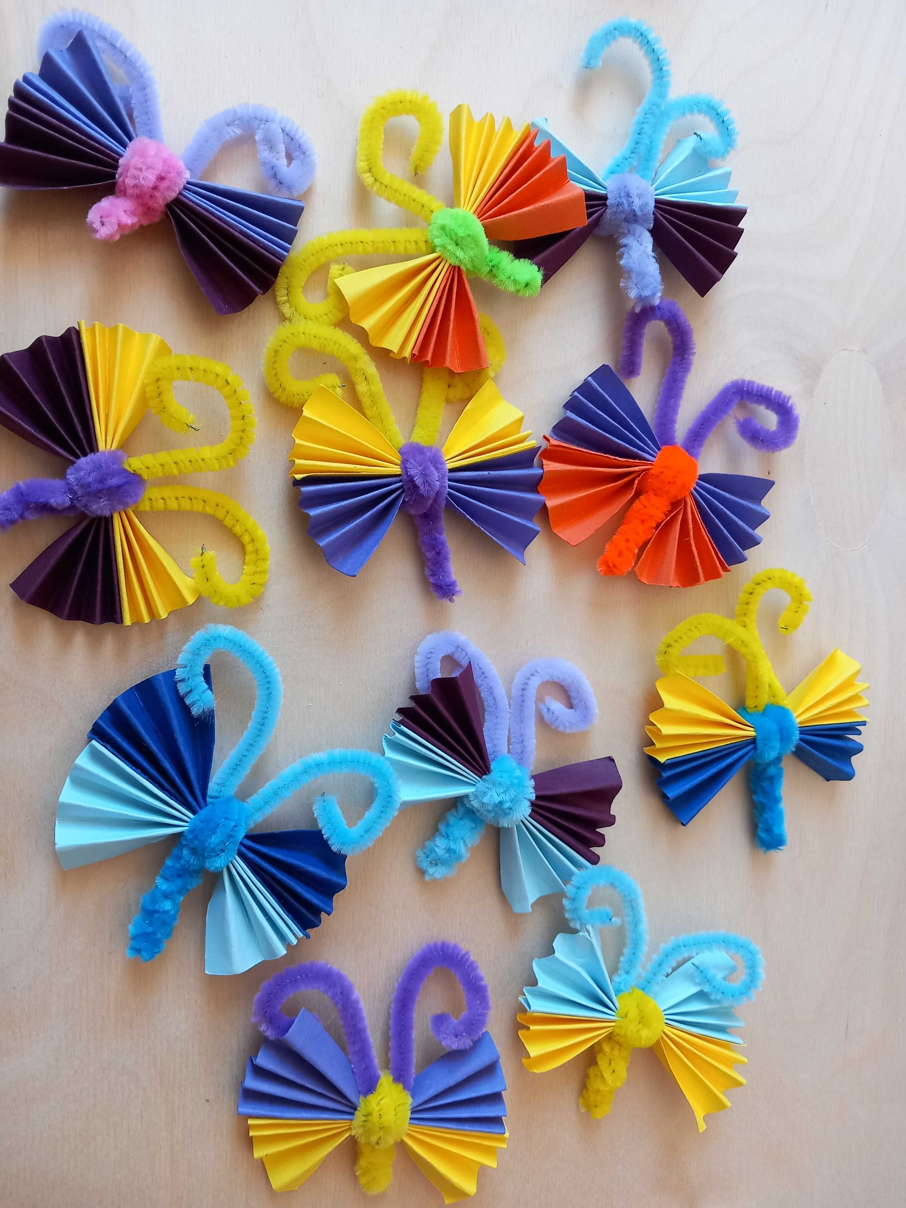 Różnokolorowe motylki do dekoracji.