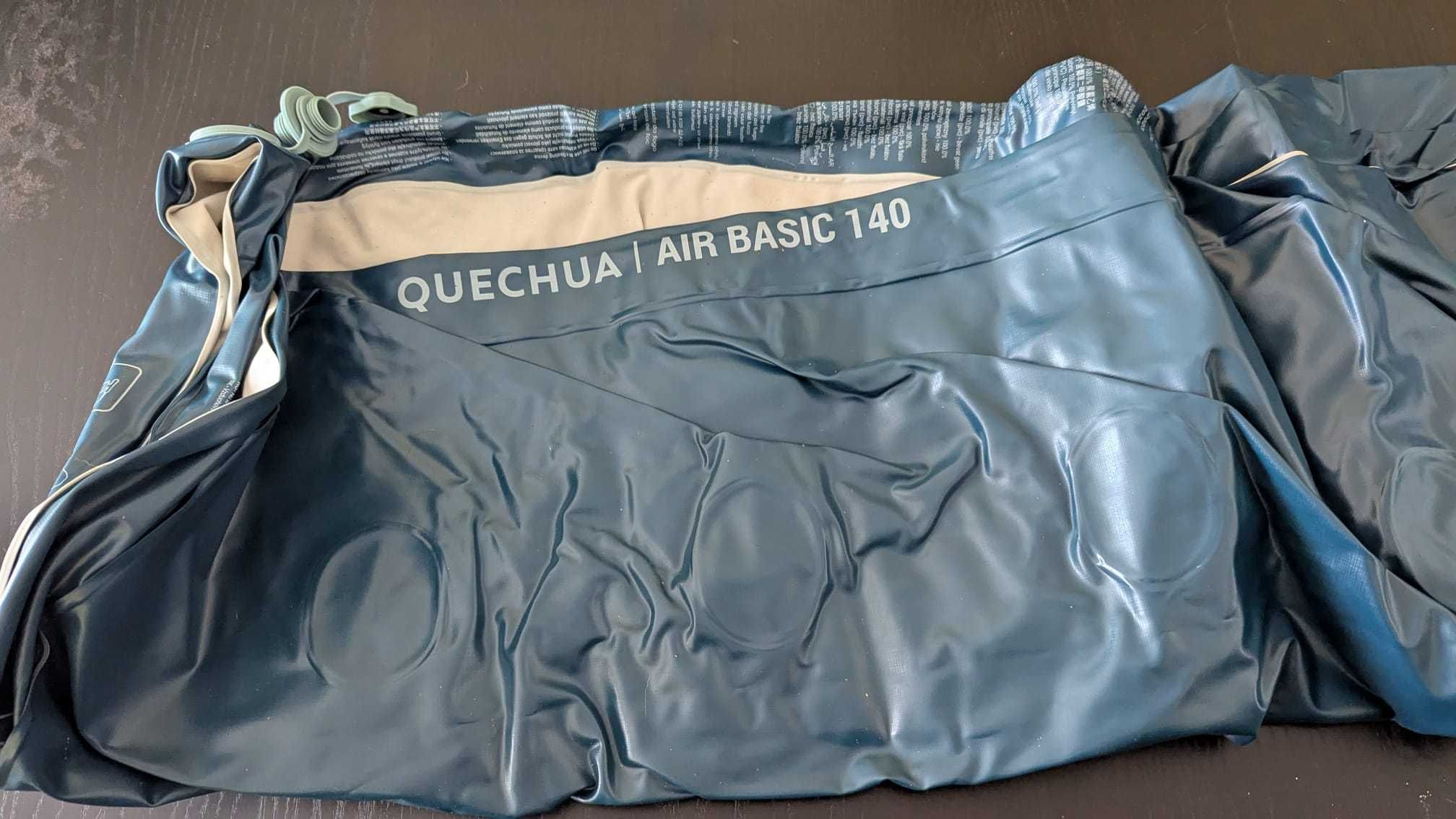 Colchão Quechua insuflável de casal, com bomba elétrica de encher.