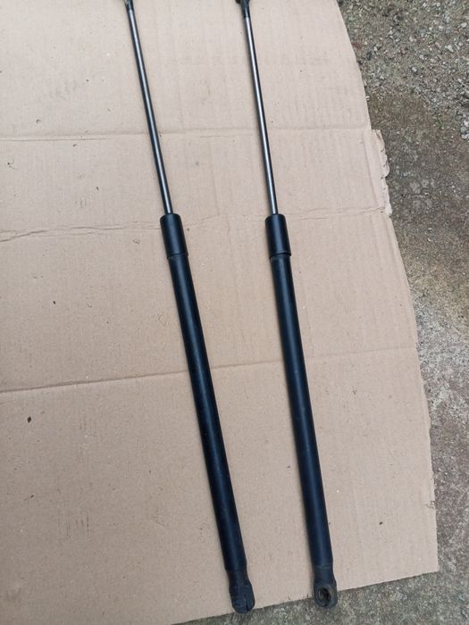 Амортизатори на шкоду а5 на кришку багажника ліфт бек 2 шт