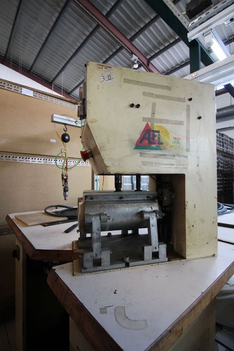 Máquina de colar testeiras