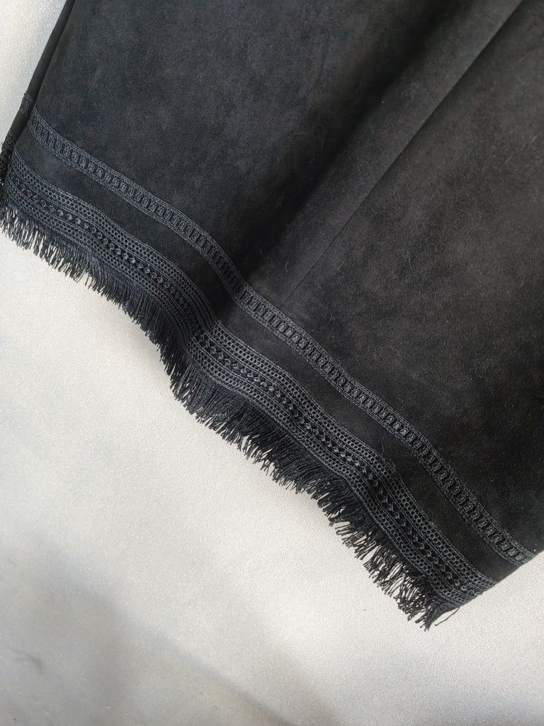 Zara śliczna czarna miękka  sukienka mini boho frędzle "skórzana" S M