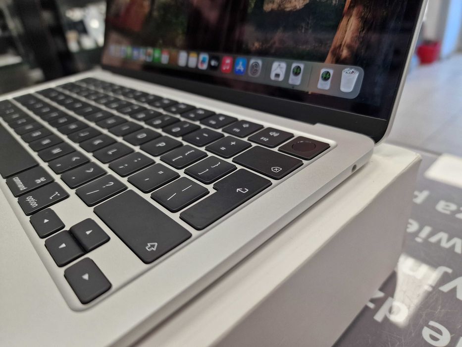 Macbook Air 13 2025/ M4/ 16GB/ 256GB/ Silver/ Grade A/ 17 cykli z iSpo
