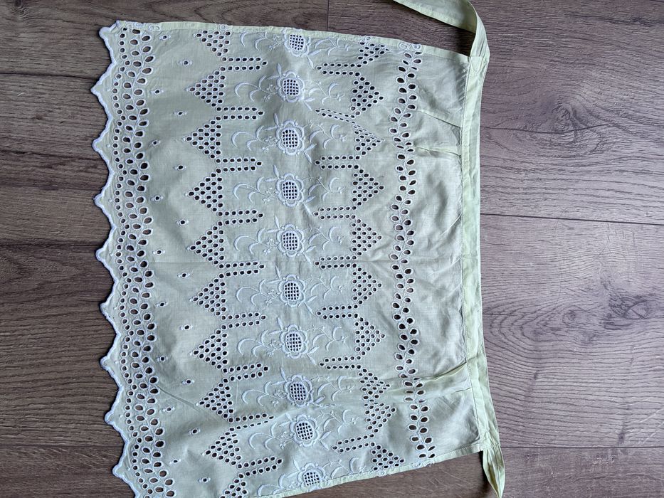 Maselkowy Fartuszek zapaska haftowany z Cepelii