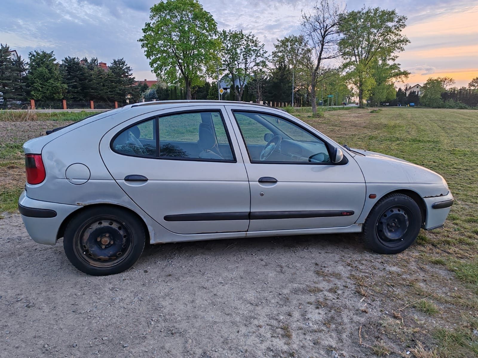 Renault Megane klimatyzacja, benzyna 1,6  el. szyby, 8 opon,