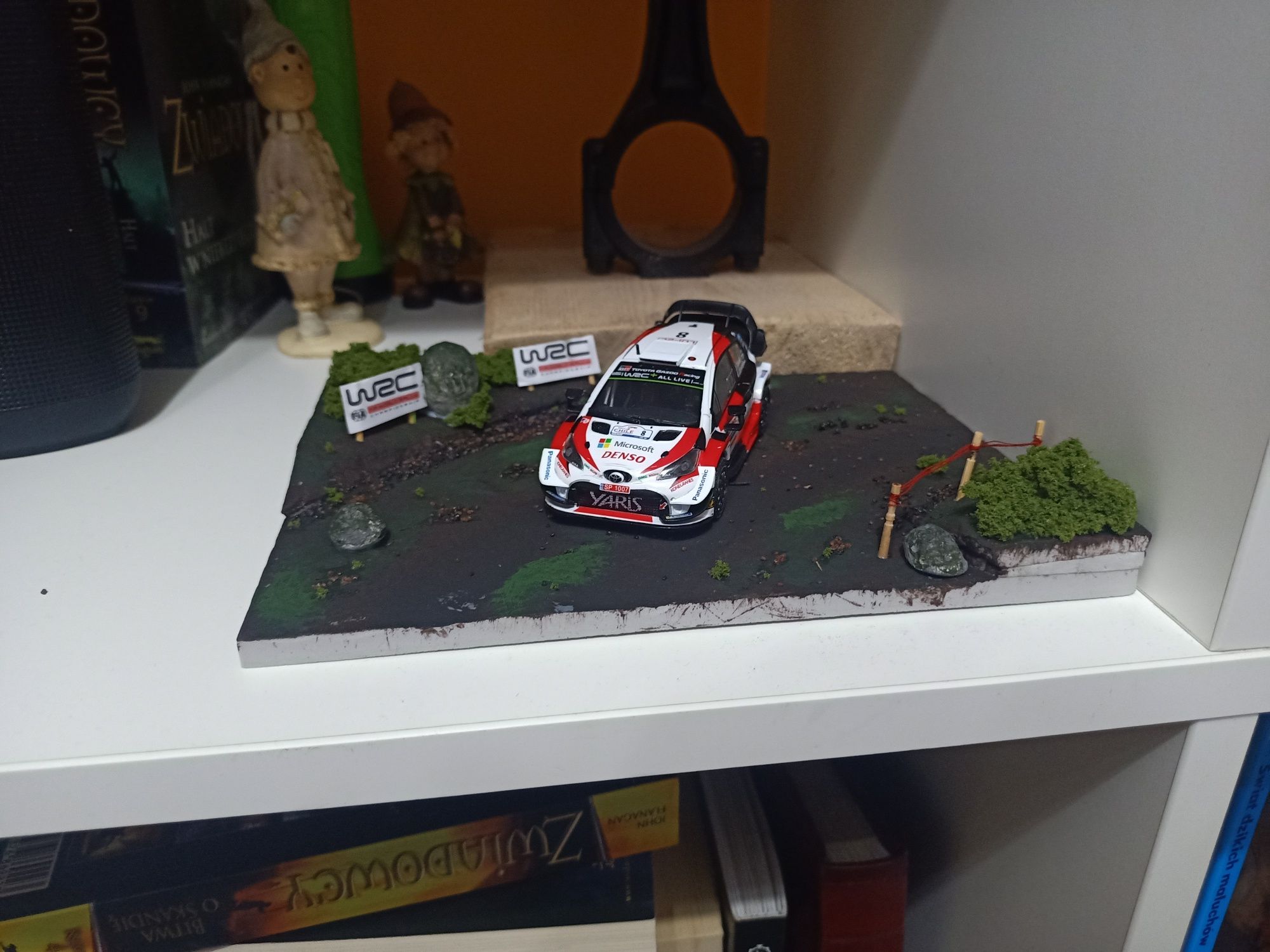 Diorama rally z modelem toyoty