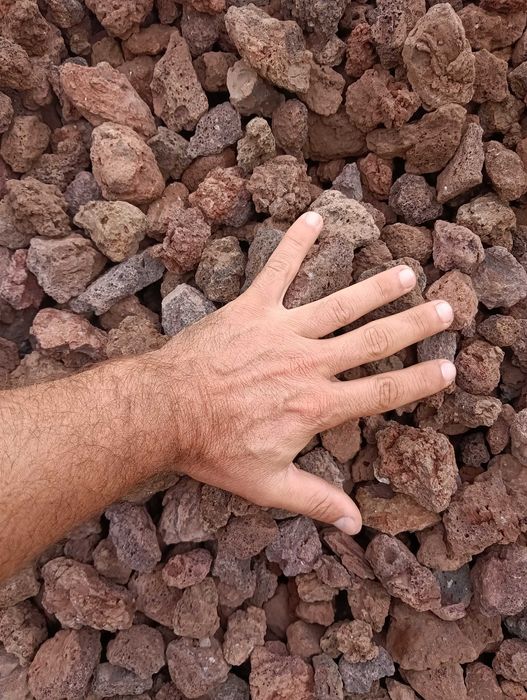 Pedra Vulcânica 130€ , gravilha vulcânica 2,5-6cm