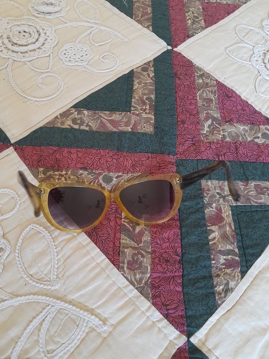 Carteira beje e óculos de sol novos