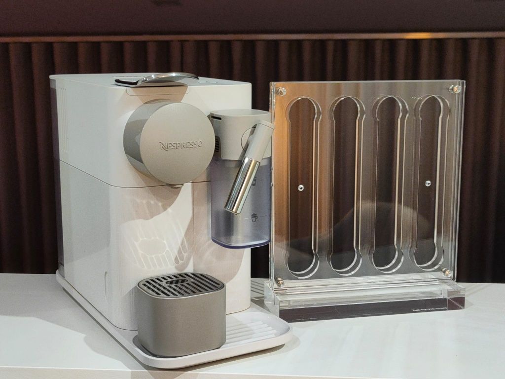 Máquina de café DELONGHI Nespresso Lattissima One + disp. cápsulas