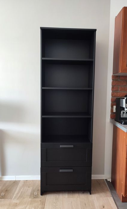 Czarna szafka regał z szufladami i półkami Brimnes Ikea
