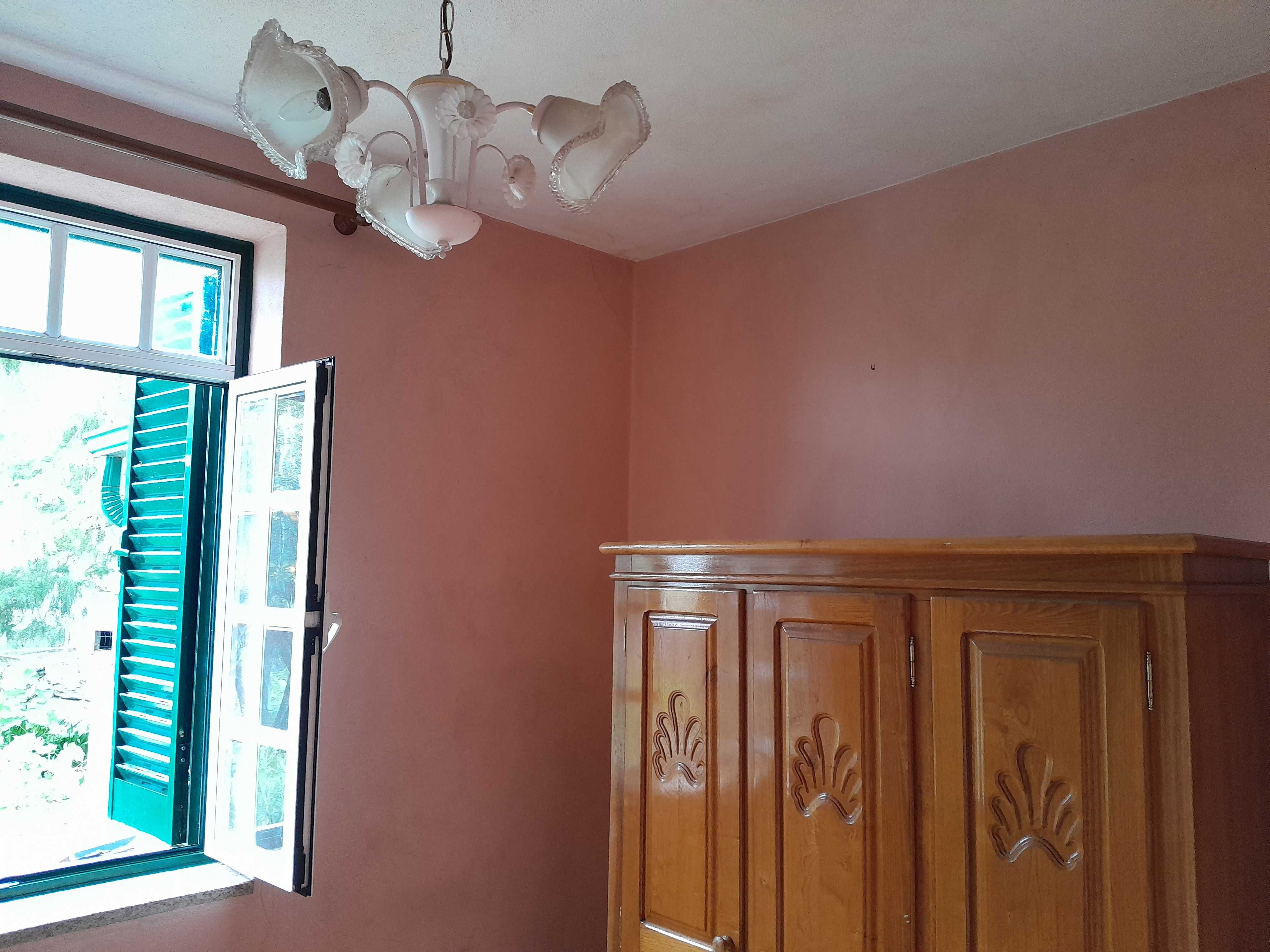 Vendo quarto de casal em pinho, bem estimada