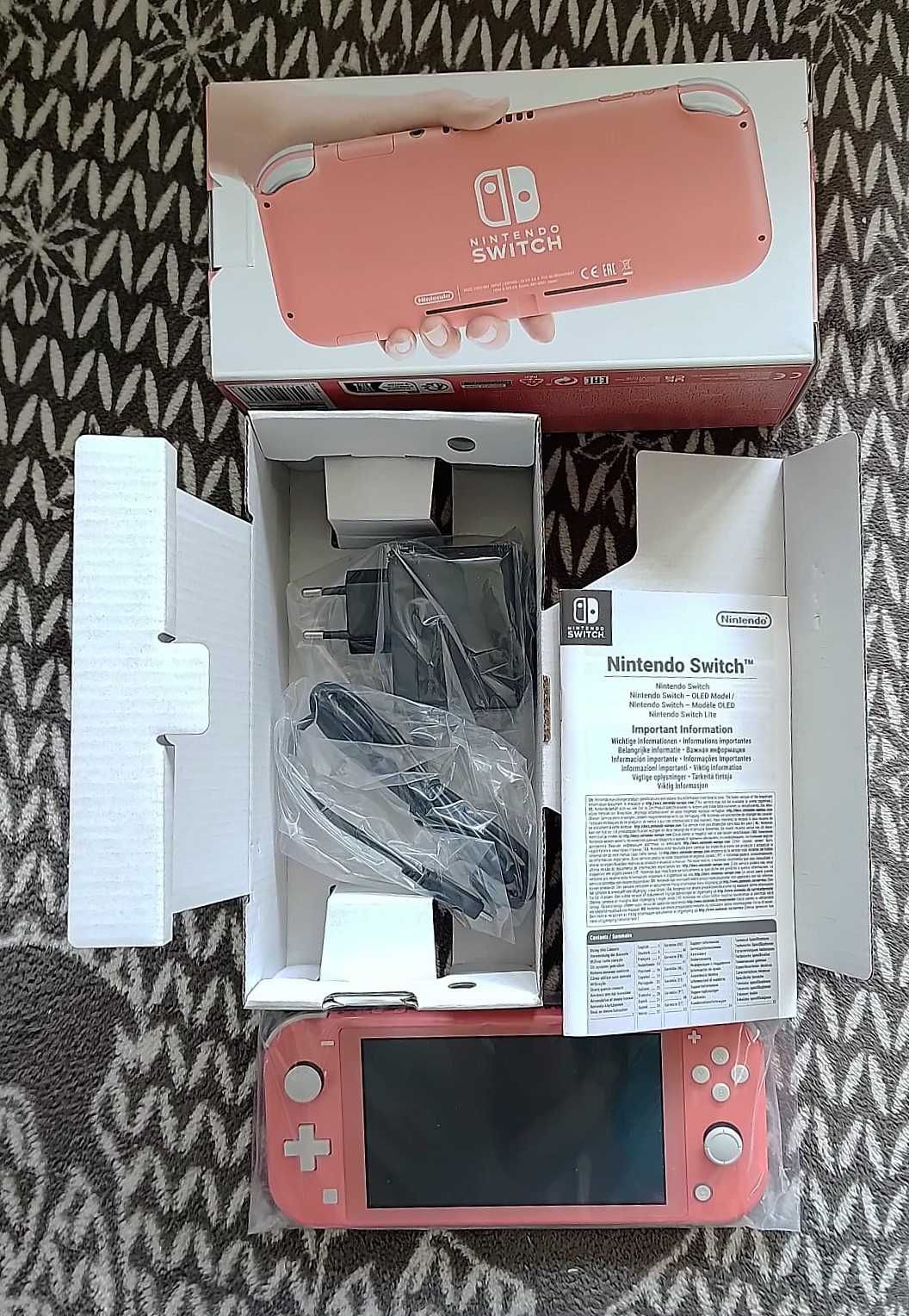 Nintendo Switch Lite, nowa, z oryginalnym pudełkiem oraz ładowarką.