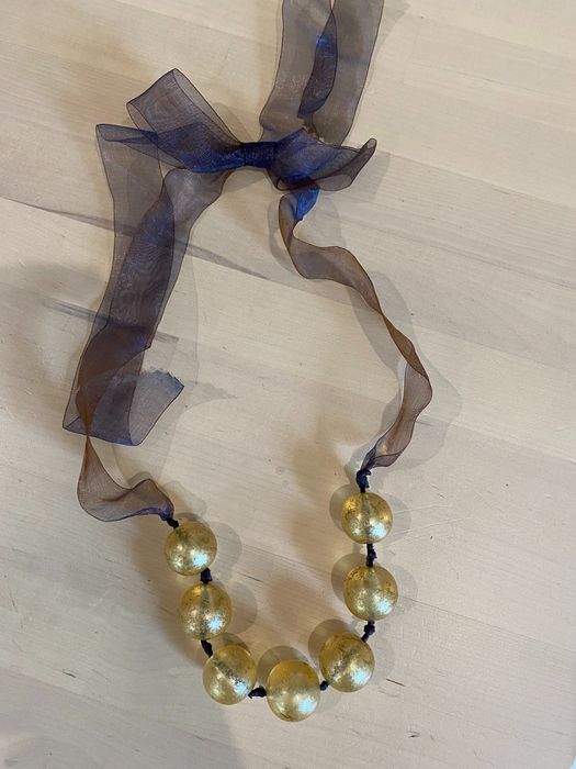 Colar dourado com fita em organza de seda