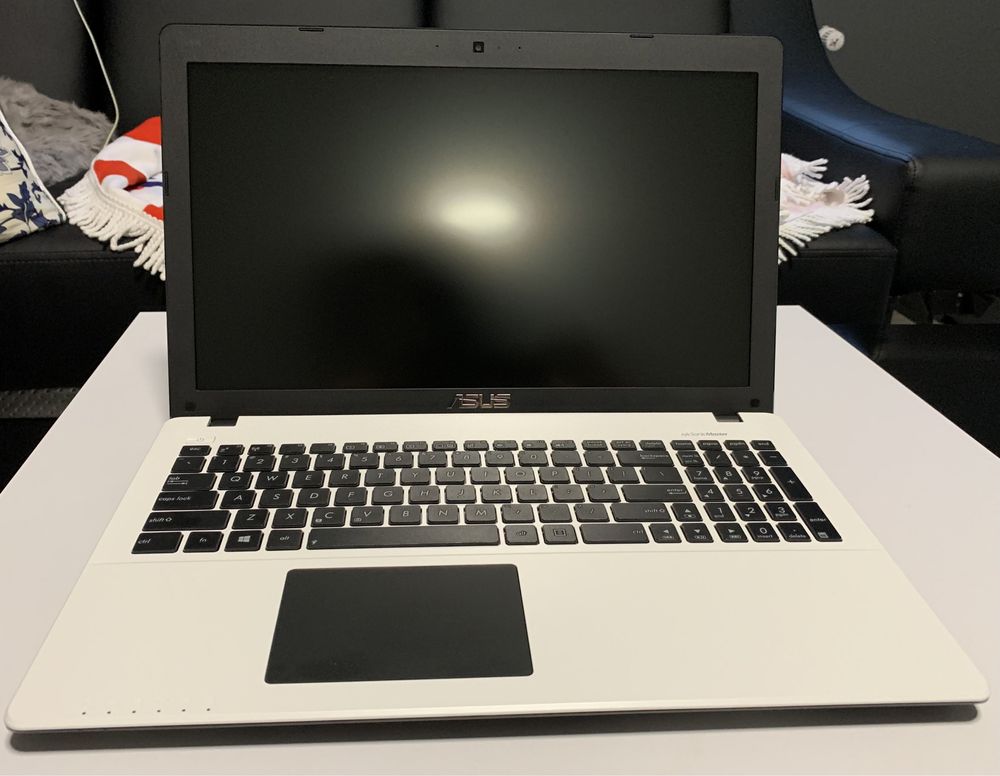 ASUS X550 biały