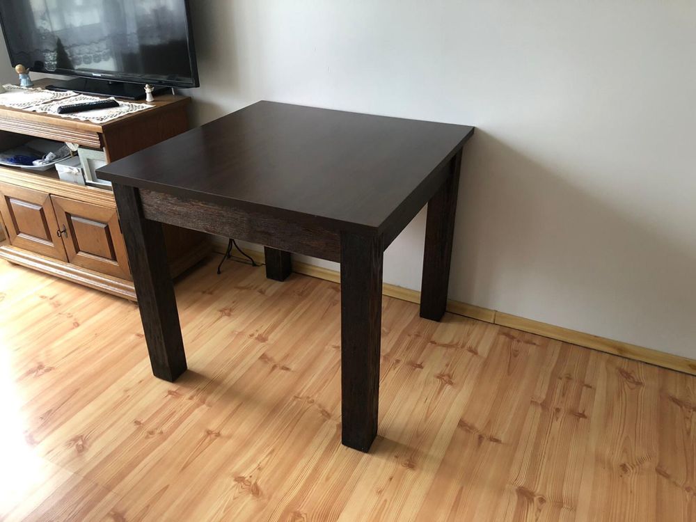 Kwadratowy Stół- nogi z  litego drewna