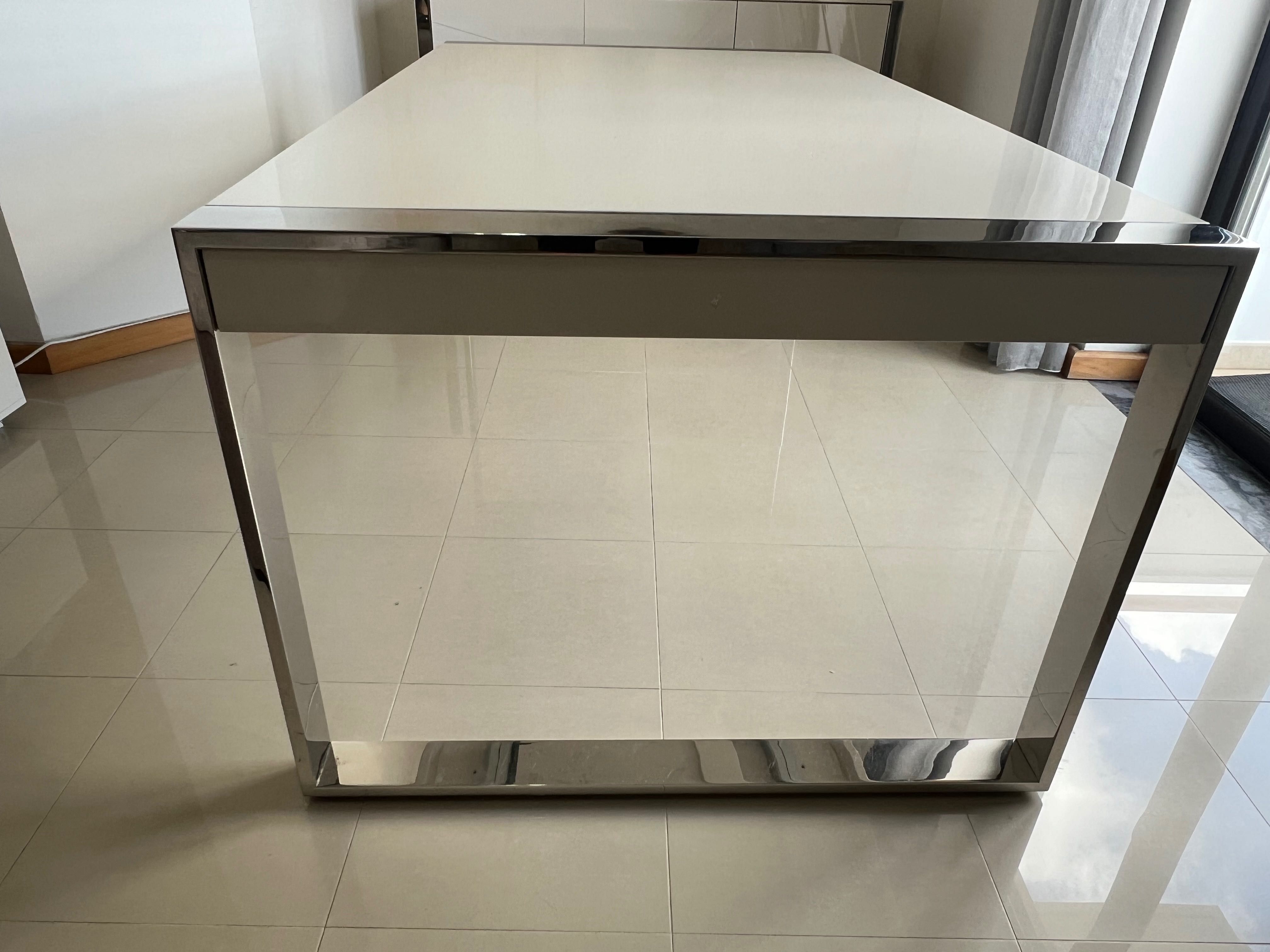 Mesa e aparador em inox