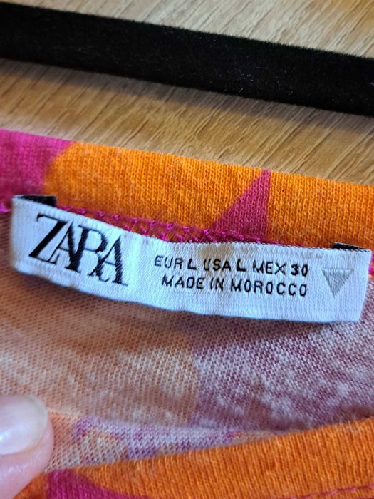 Czerwona koszulka w pomarańczowe kwiatki marki ZARA