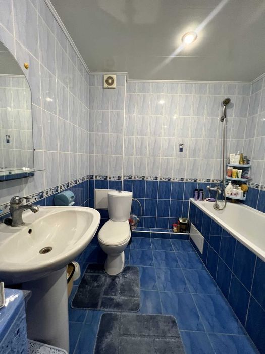 Простора 3-кімнатна квартира з окремим входом та власним двориком.