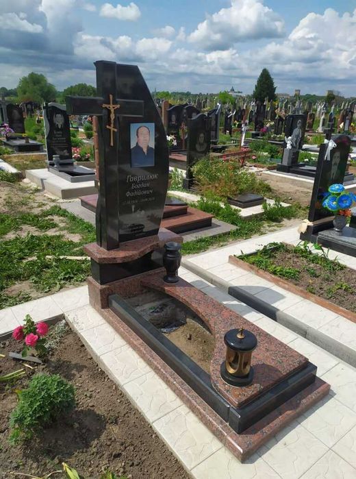 Гранітні пам'ятники Луцьк.Монтаж.Доставка.