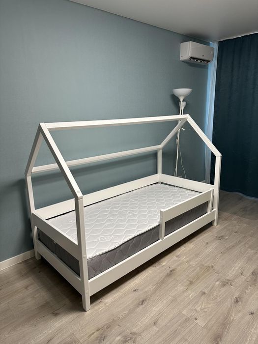 кровать з дахом дитяче домик монтессорі
