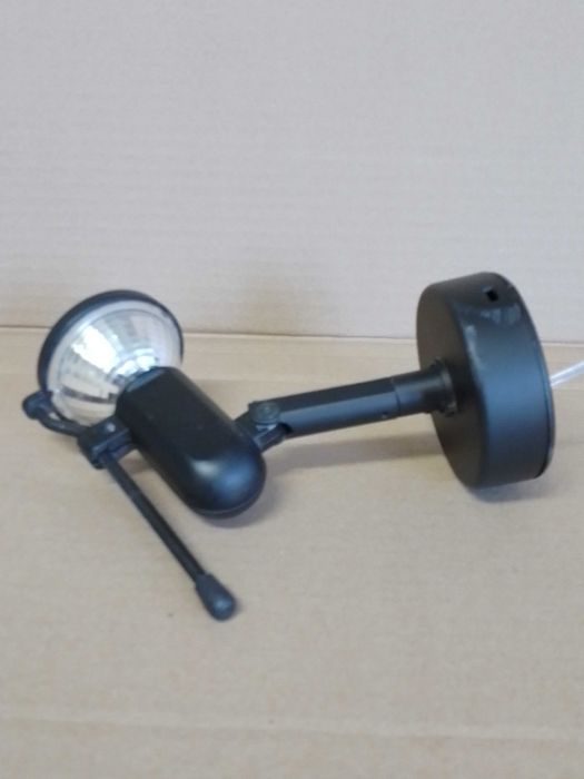 Pequeno foco dirigível para luz indirecta
