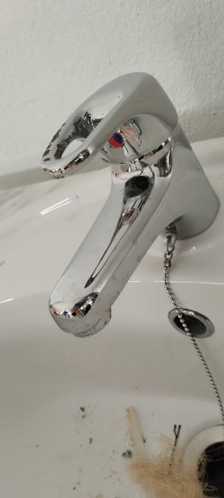 Bidé com torneira e acessórios