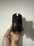 Stealseries rival 600 nie posiada kabelu oraz ciezarow