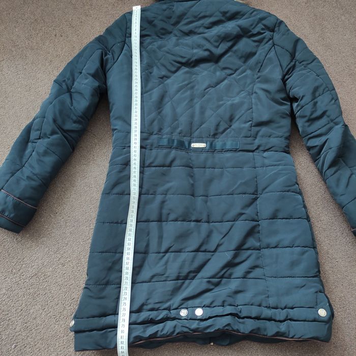 Granatowy płaszcz puchowy pikowany parka Stradivarius