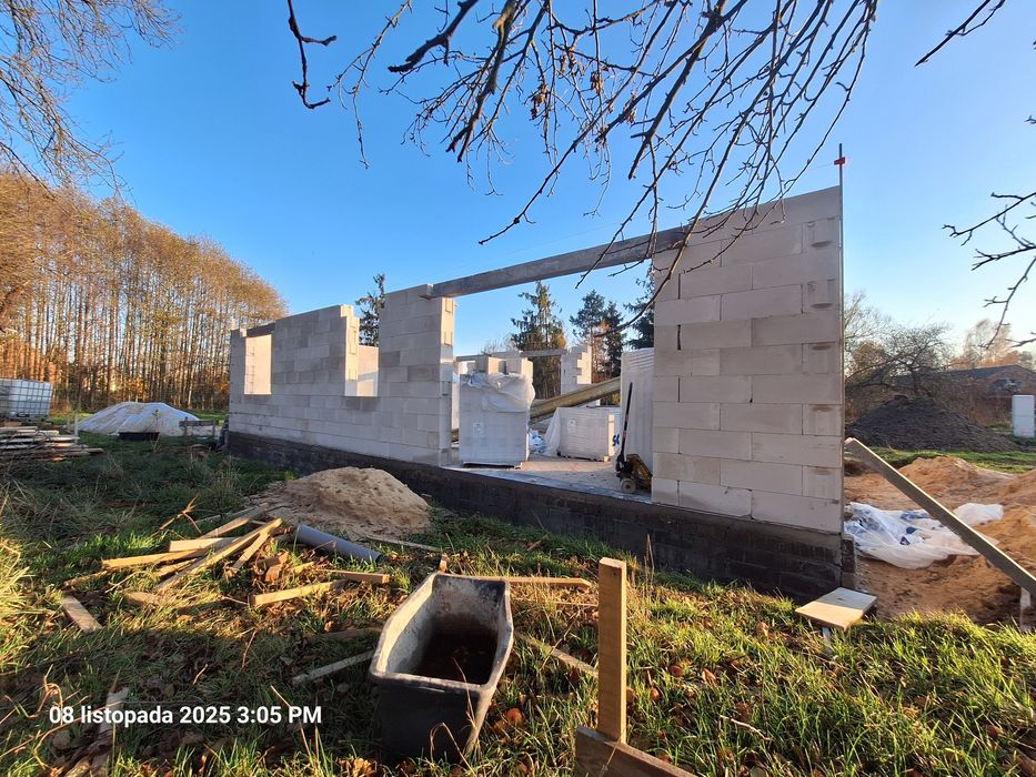 Nowy dom w stanie surowym otwartym