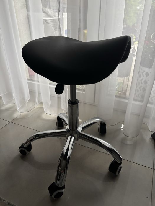 Krzesło siodło idealne dla stylistki rzęs