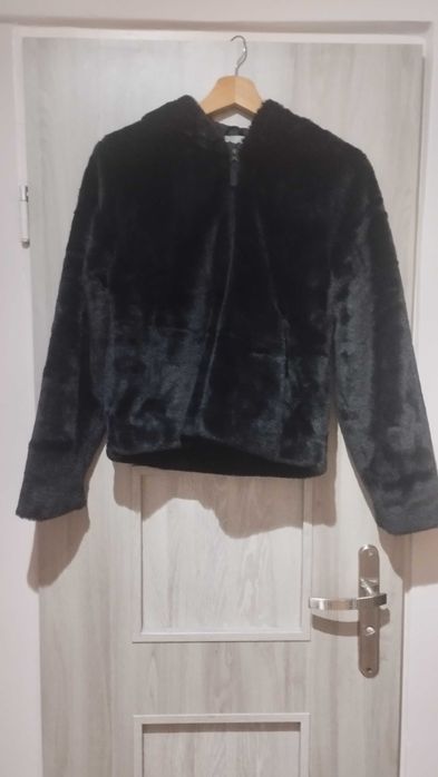 Czarne futro dziewczęce z kapturem