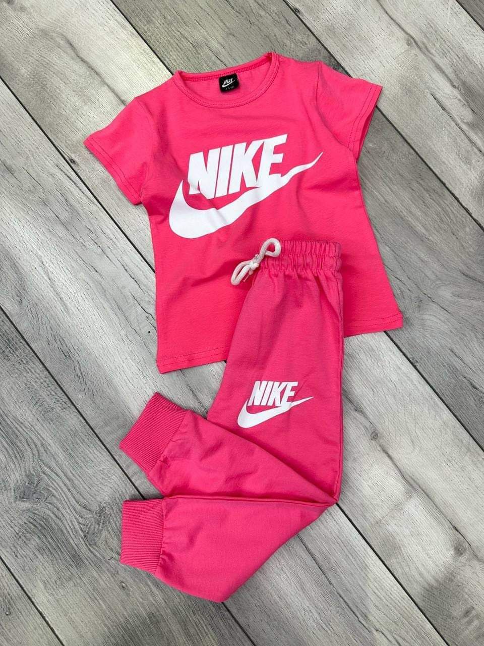 Komplet Nike różowy koszulka spodnie dresowe 122 128