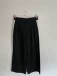 czarne spodnie garniturowe •Bershka•