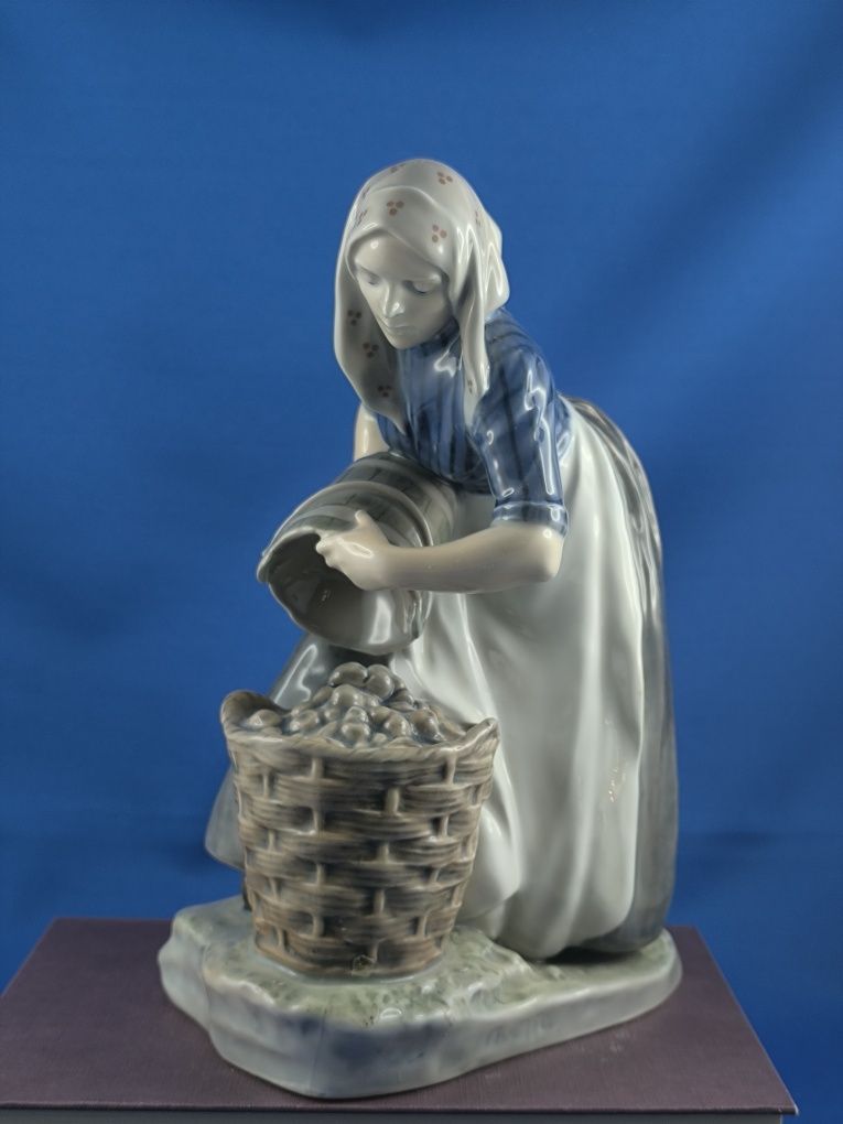 Kobieta z koszem ziemniaków Royal Copenhagen #porcelana #ozdoba