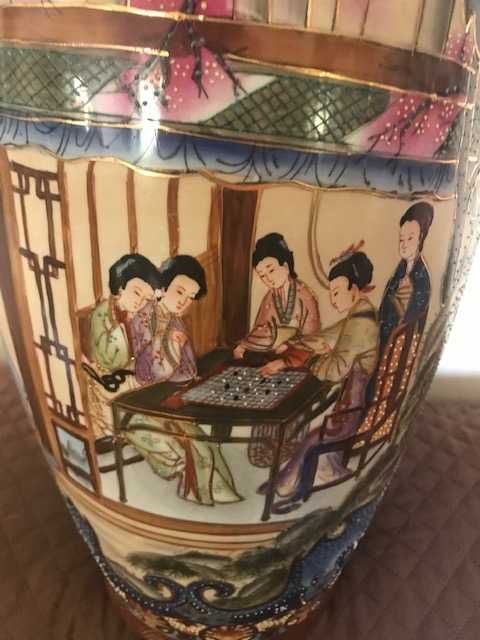 Jarrão em  porcelana chinesa pintado a mão com relevos