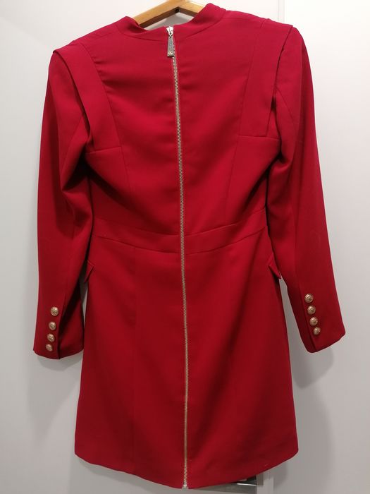 Дужє яскраве плаття на підкладці та на плечіках