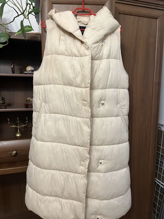 Безрукавка зимова, кремового кольору на закльопках