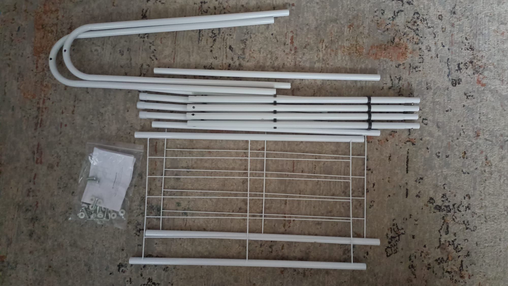 Metalowy stojący wieszak na ubrania biały