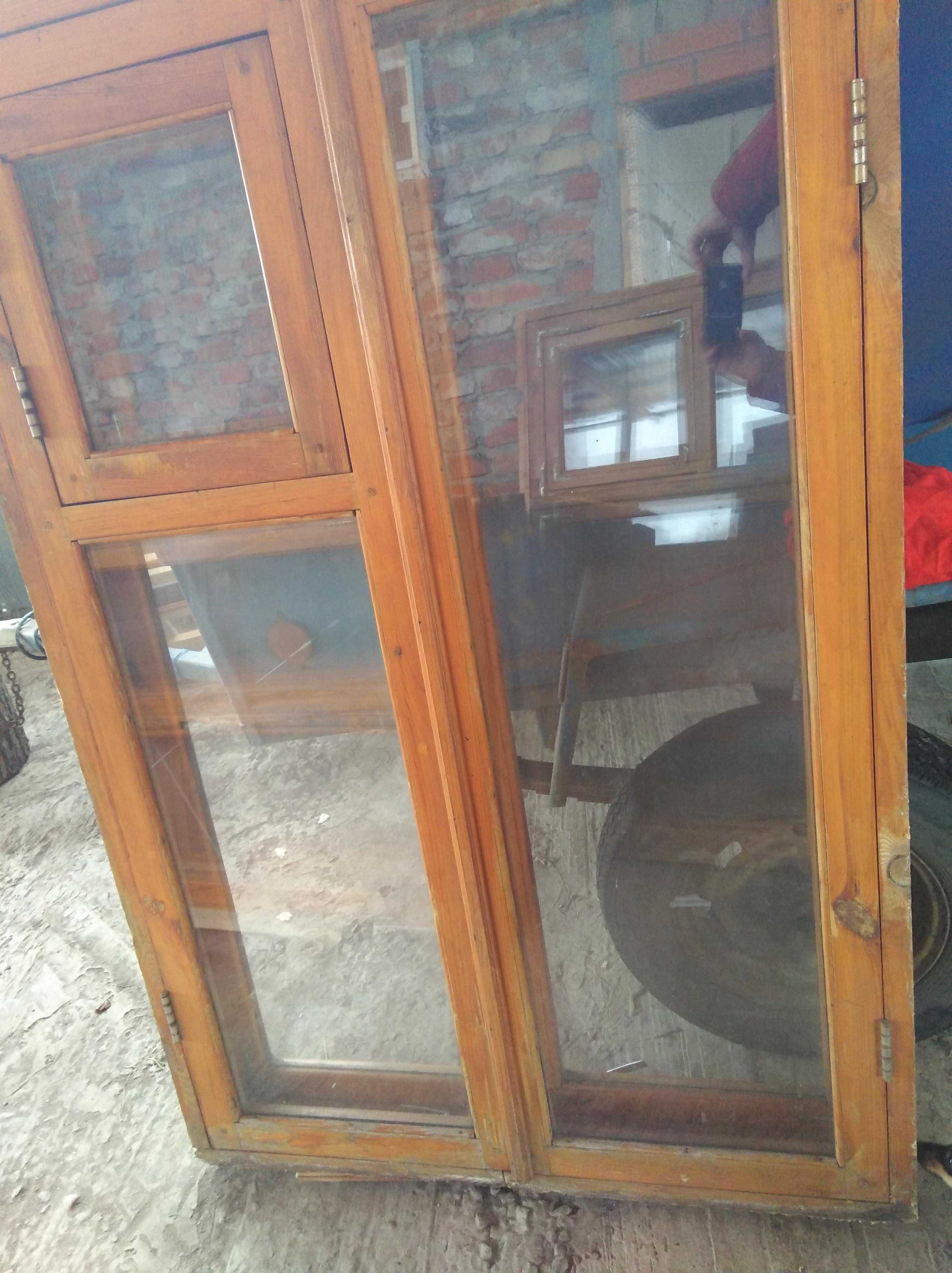 Деревянное окно цена 500 грн.