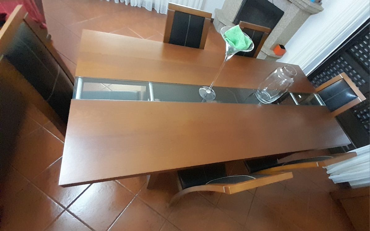 Vendo mesa de jantar em muito bom estado