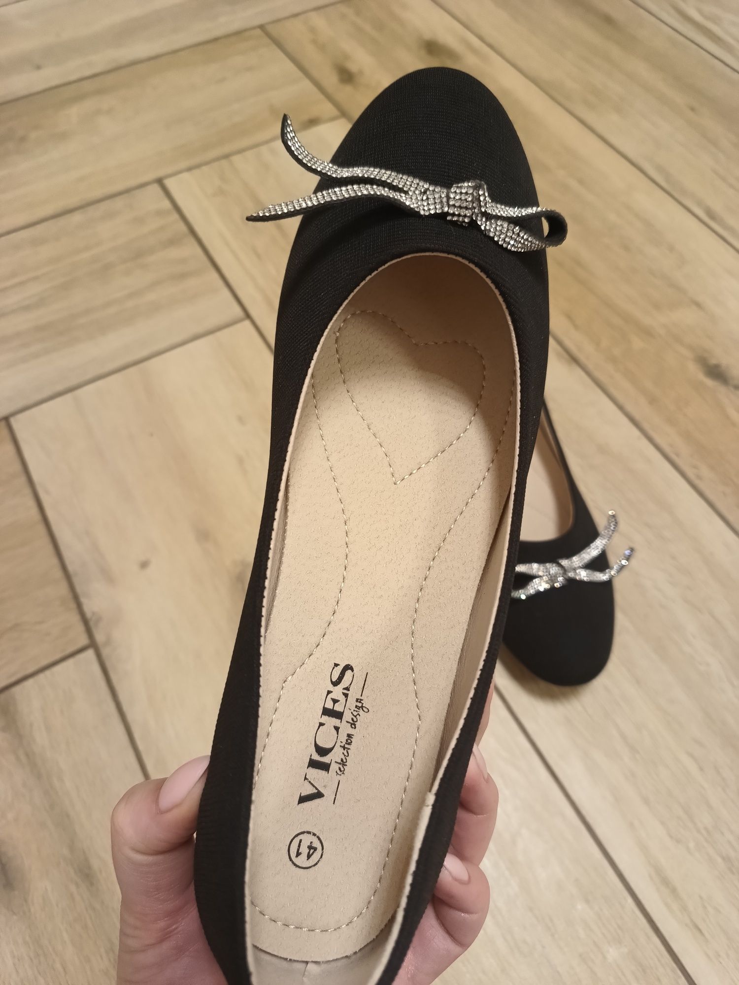 Nowe damskie czarne buty balerinki z ozdobnymi srebrnymi kokardkami 41