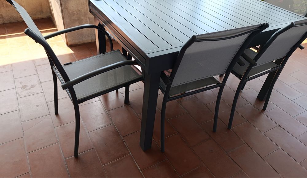 Mesa de exterior com 6 cadeiras