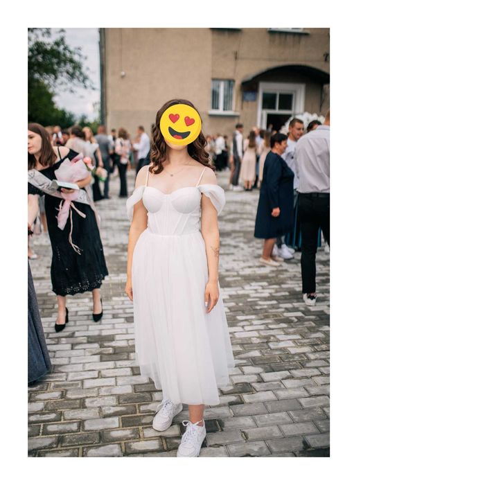 Сукня випускна була одягнена один раз.