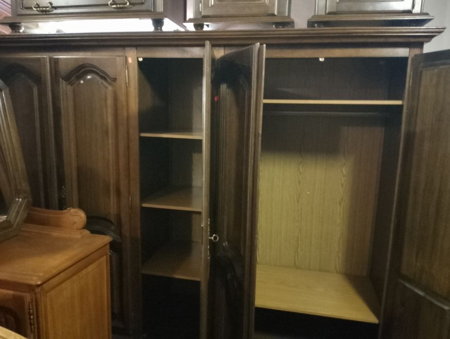Piękna sypialnia komplet ciemna (szafa z lustrem) drewniana
