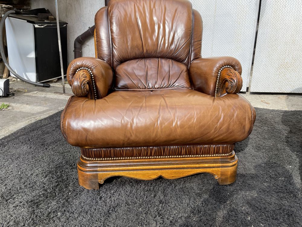 Шкіряні крісла старовинна мебель