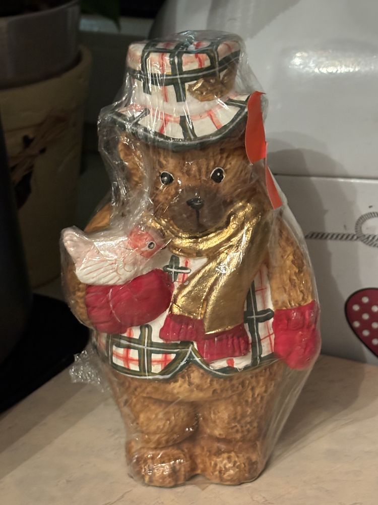 Swiateczna figurka mis trszymajacy kure