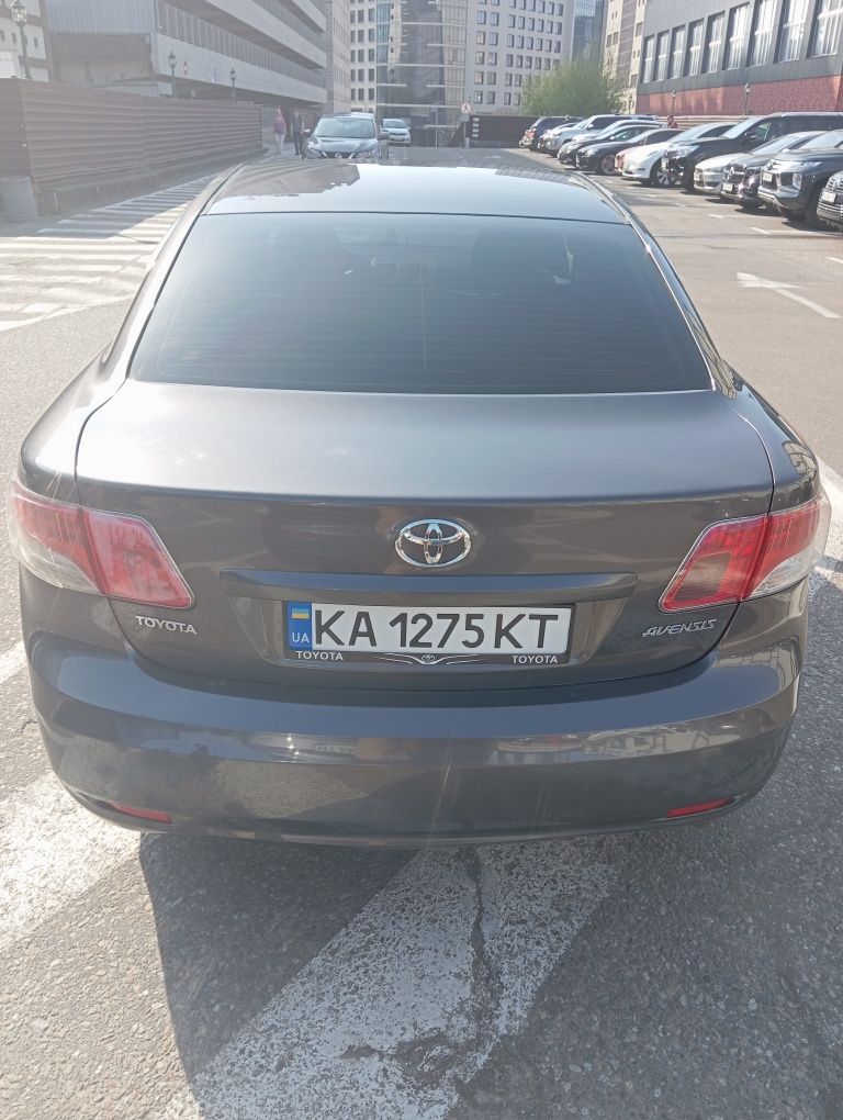 Toyota Avensis 2011 года